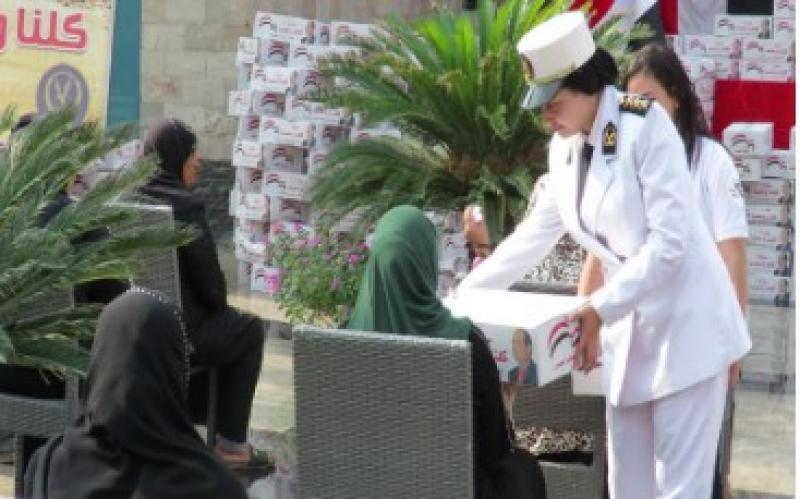 «الداخلية» توزع عبوات غذائية بالمجان على المواطنين ضمن منظومة أمان