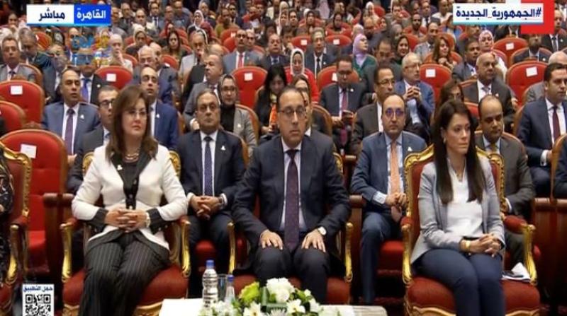 مدبولي يشاهد فيلما تسجيليا عن المبادرة الوطنية للمشروعات الخضراء الذكية