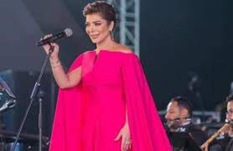 «شايفين المجوهرات».. أصالة تداعب أحلام على مسرح الأوبرا