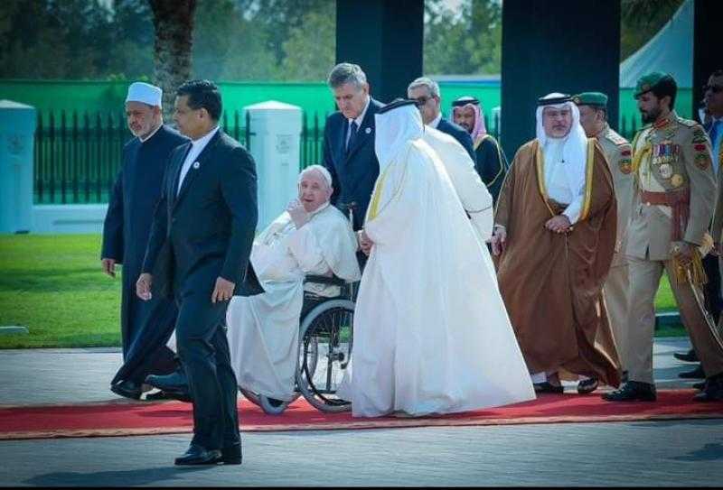 الملك حمد بن عيسى يصطحب الطيب إلى مقر انعقاد الجلسة الختامية لملتقى البحرين للحوار - صور