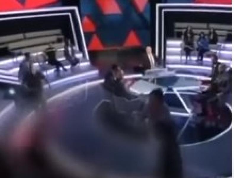 شاهد.. لقاء تلفزيوني يتحول إلى معركة مسلحة على الهواء