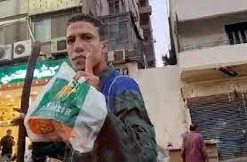 «علقة موت».. حسن شاكوش يضرب محمد عامل كشري التحرير على المسرح