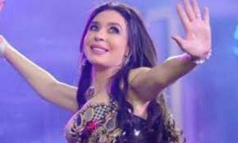 دينا: ابني مش بيتفرج على شغلي وبكره لقب تيتة أو طنط.. فيديو