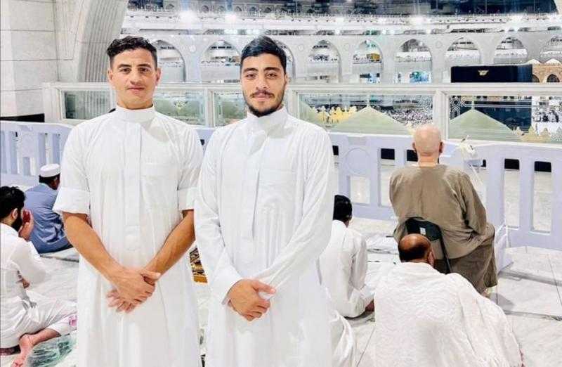 أكرم توفيق ينشر صورة رفقة شقيقه خلال أدائهما مناسك العمرة