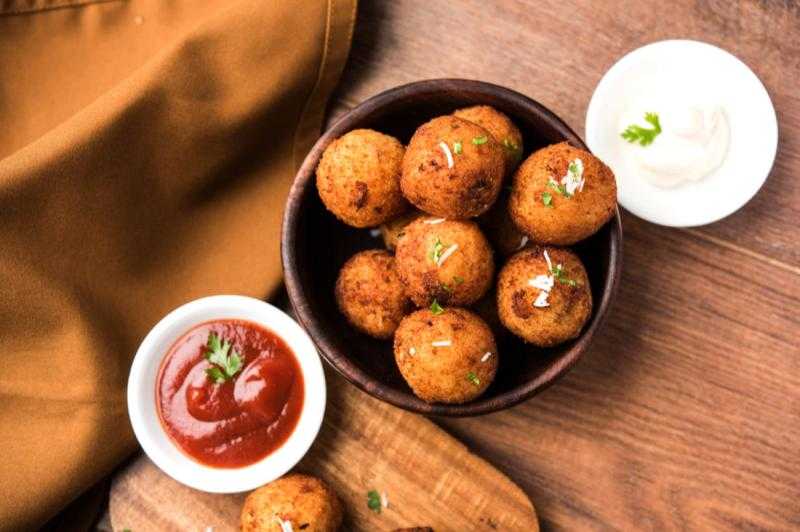 سعراتها كبيرة.. استشاري تحذر من تناول هذه الأطعمة