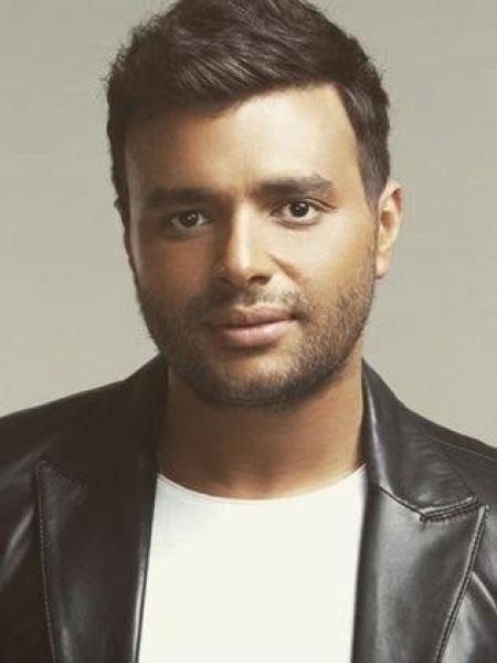 بالصور.. رامي صبري يشارك جمهوره صورة جديدة برفقة منذر درويش في دبي