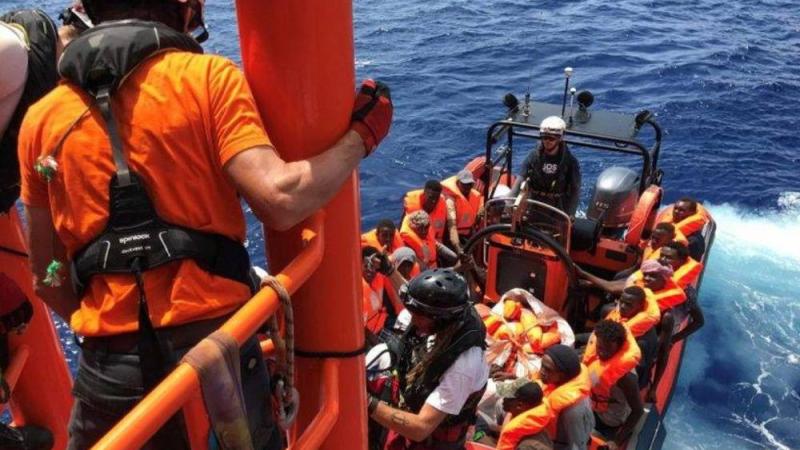 إيطاليا تسمح للقاصرين والمرضى فقط بمغادرة سفينة إنقاذ