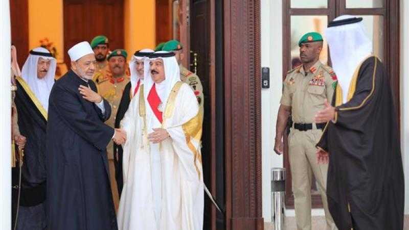 ملك البحرين يودِّع شيخ الأزهر بعد زيارة رسمية استمرَّت عدة أيام