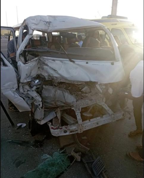 إصابة 6 أشخاص في انقلاب سيارة ميكروباص بالطريق الأوسطي