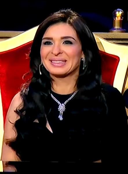 بعد أزمة الدولار.. عرض غير متوقع من الفنانة دينا للمقبلين على الزواج  «فيديو»