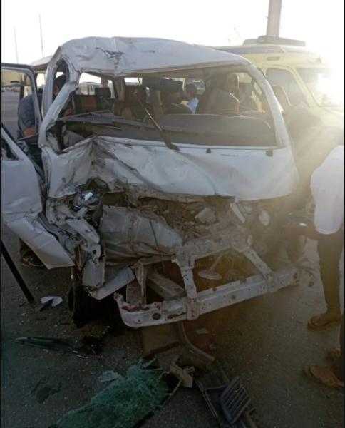 رفع أثار حادث انقلاب سيارة ميكروباص أعلى الطريق الأوسطى