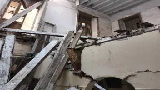 إصابة 3 أشخاص في انهيار جزئي لسقف عقار قديم بدمنهور.. والحماية المدنية تتدخل