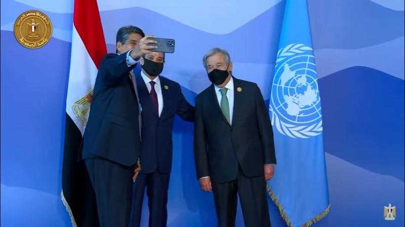 رئيس جمهورية بالاو يلتقط سيلفي مع السيسي خلال استقباله بقمة المناخ «فيديو»