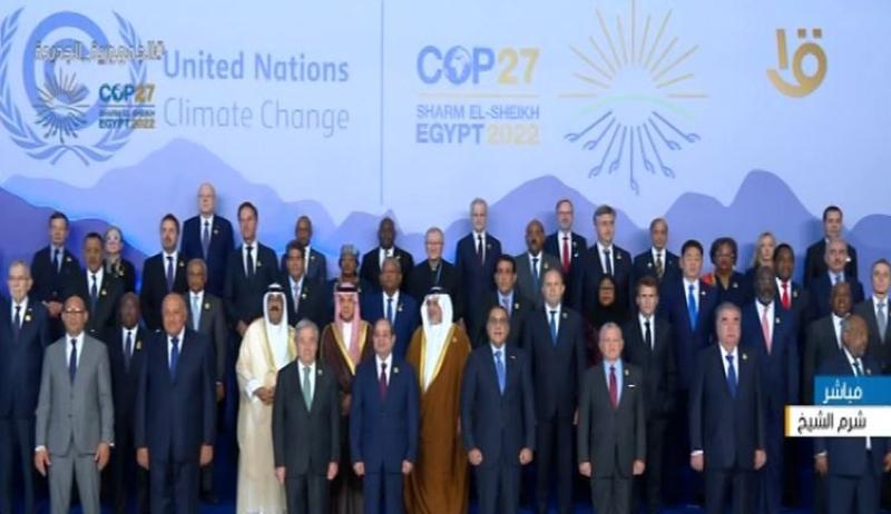 صورة تذكارية للسيسي مع الوفود المشاركة بقمة المناخ ”كوب 27”