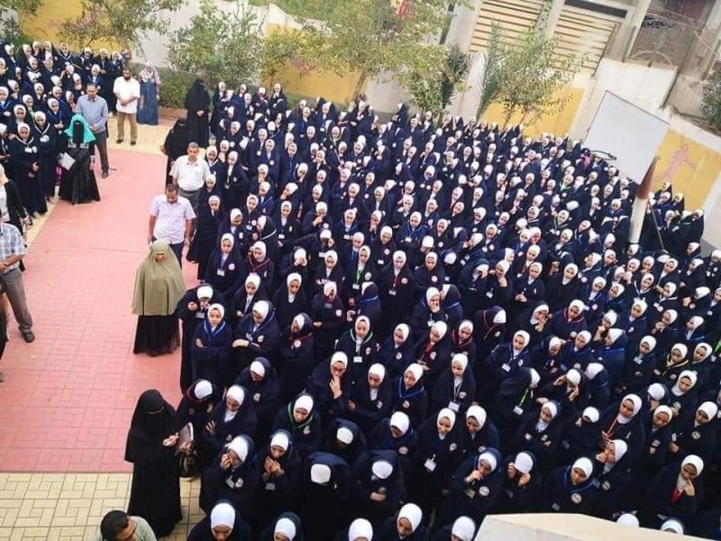ارتداء طالبات الإسدال كزي رسمي داخل المدرسة