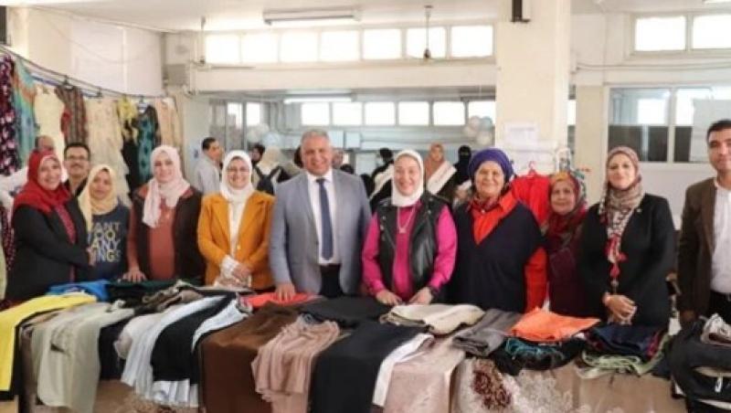 نائب رئيس جامعة الأزهر يفتتح معرضًا للملابس بالمجان بكلية طب البنات