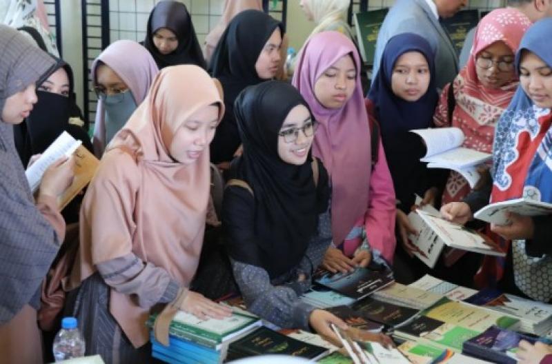 المحرصاوي: معرض الكتاب يلبي رغبات الطلاب الوافدين بالأزهر