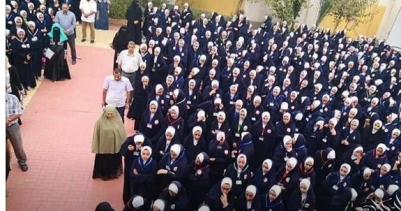 أديب عن ارتداء طالبات مدرسة بالدقهلية إسدال: من أنتم وبتمهدوا لإيه  «فيديو»