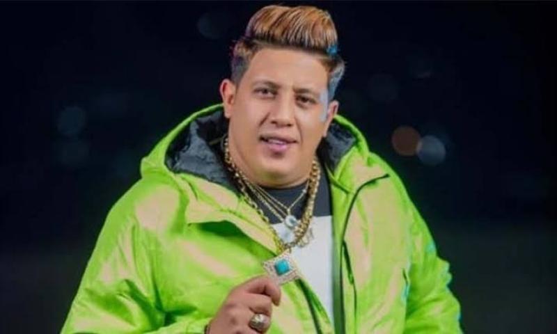 حمو بيكا يثير سخرية الجمهور بسبب «الشبشب» في مطار أبو ظبي