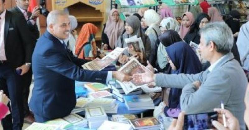 إقبال على إصدارات الأوقاف بمعرض الكتاب للمنظمة العالمية لخريجى الأزهر