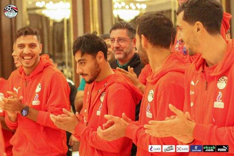 منتخب مصر يحتفل بعيد ميلاد أكرم توفيق