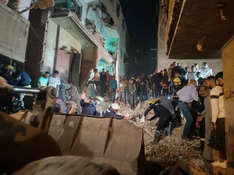 عقب إصابة 3 مواطنين .. استكمال عمليات البحث عن أشخاص في عقار إمبابة المنهار