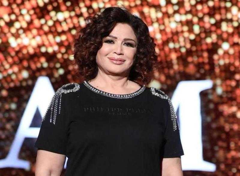 إلهام شاهين تخطف الأنظار بـ فستان أسود قصير في «القاهرة السينمائي»