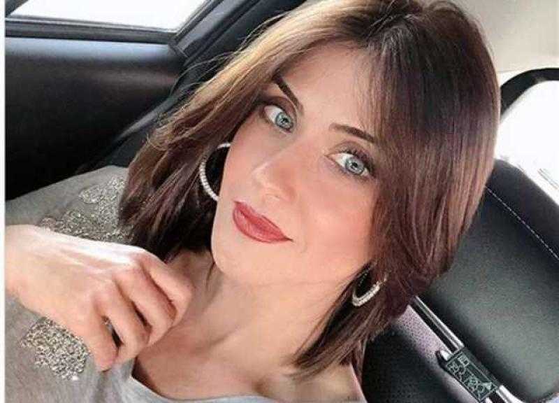 إطلالة ناعمة للفنانة هيدي كرم داخل سيارتها عبر «إنستجرام»