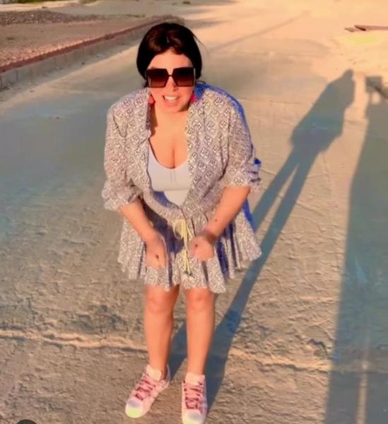 بفستان قصير مفتوح .. فيفي عبده تثير غضب جمهورها على السوشيال ميديا