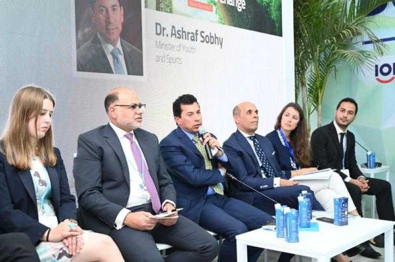 وزير الشباب يشارك في جلسة ”الشباب والتغيرات المناخية” بجناح اتحاد بنوك مصر