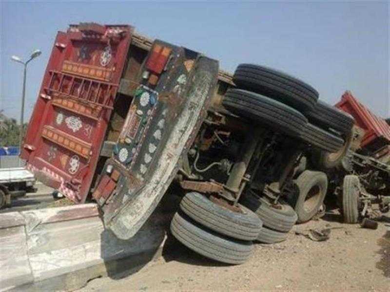 انقلاب سيارة نقل على الطريق الصحراوي بالجيزة