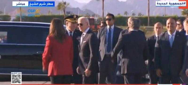 بينهم وزيرة التخطيط.. شاهد: بايدن يصافح مسئولين مصريين في مطار شرم الشيخ