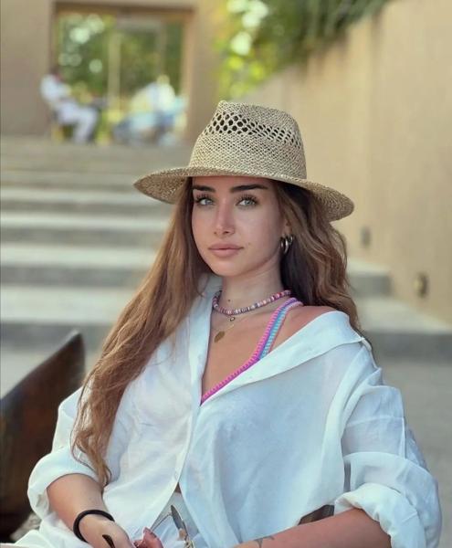 هنا الزاهد 