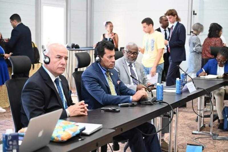 وزير الشباب والرياضة يشهد نموذج محاكاة لمجموعة من الأطفال بجناح الإيسيسكو