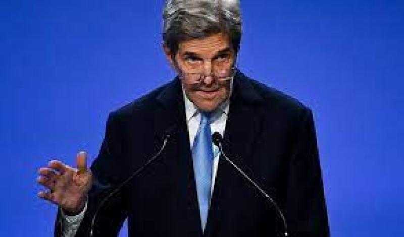 كيري يداعب صحفية بقمة المناخ بطريقة غير متوقعة  «فيديو»