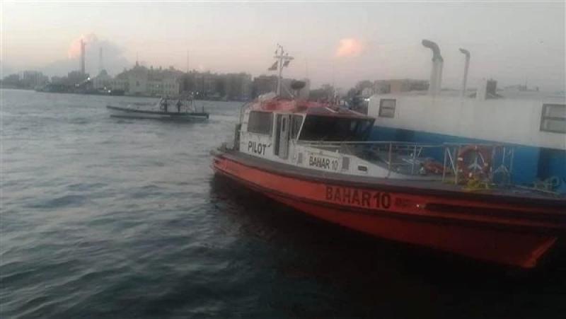 سقوط سيارة أجرة في المجرى الملاحي لقناة السويس ببورسعيد