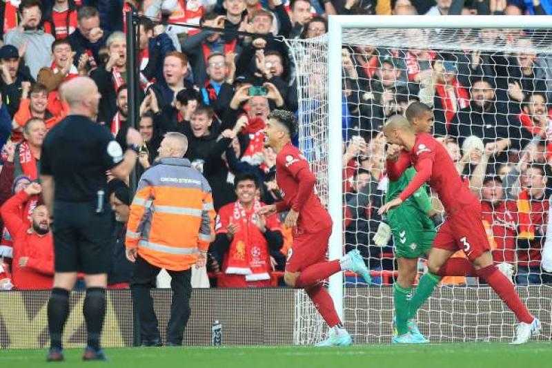 ليفربول يفوز على ساوثهامبتون بثلاثية في الدوري قبل توقف كأس العالم