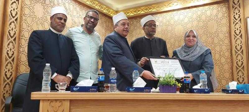 وكيل الأزهر يكرم «طروب رسلان» مدير عام التعليم الخاص تقديرًا لعطائها الوطني