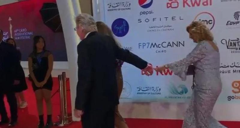 حسين فهمي يحرج بوسي شلبي على ريد كاربت مهرجان القاهرة السينمائي.. والسبب صادم!