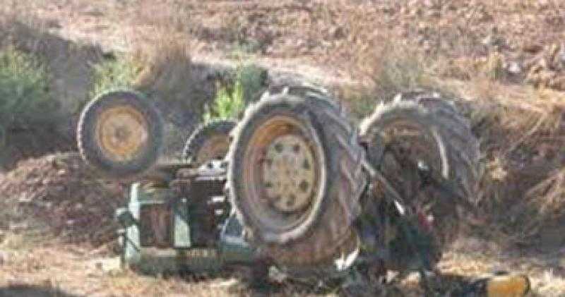 إصابة سائق في حادث انقلاب جرار في أسيوط