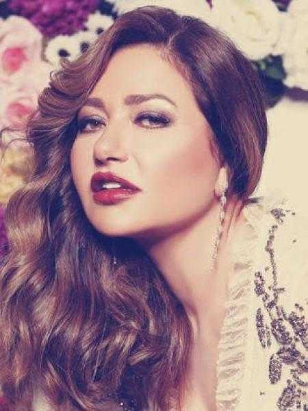 ليلى علوي تثير ضجة بـ «إطلالة أنيقة» في المتحف المصري الكبير