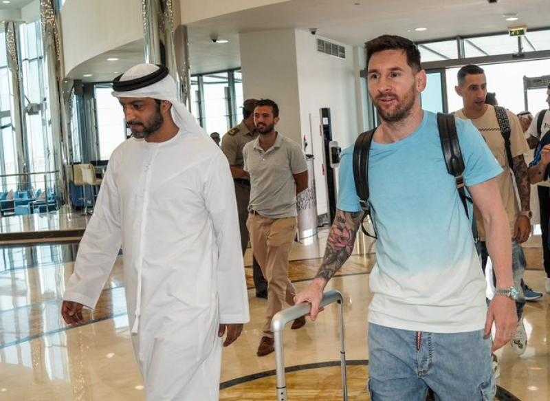ميسي يصل معسكر الأرجنتين في الإمارات استعدادًا لكأس العالم