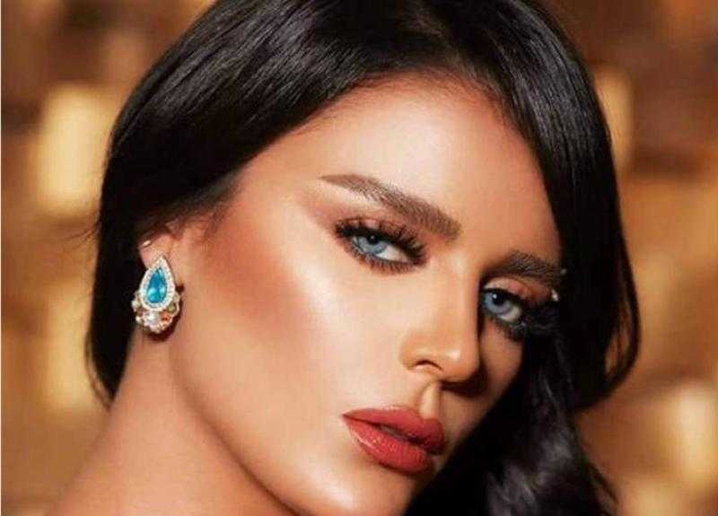 «قصير وجريء».. إطلالة جريئة لـ هبة السيسي في خامس أيام القاهرة السينمائي