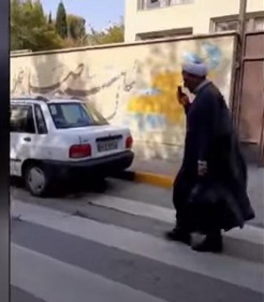 طالبات تطردن رجل دين خارج المدرسة.. «فيديو»
