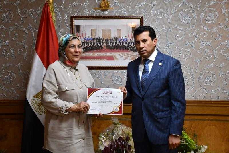 وزير الرياضة يُكرم رئيس الإدارة المركزية لتمكين الشباب