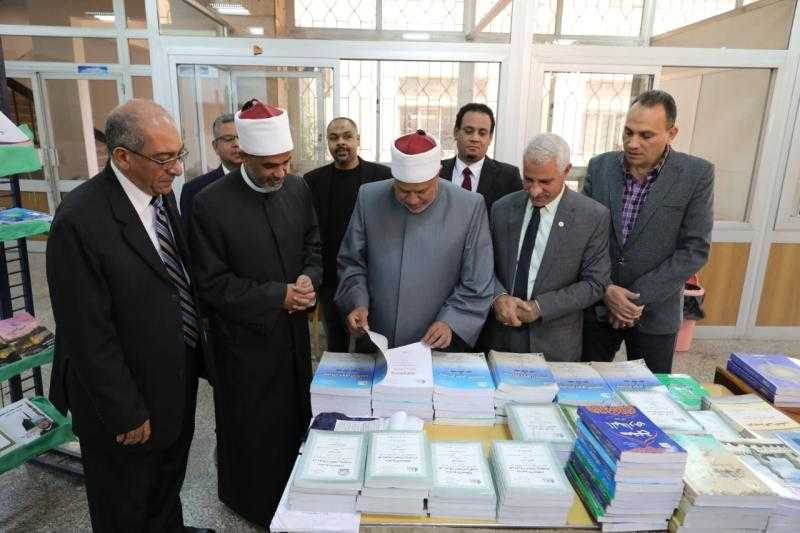 نائب رئيس جامعة الأزهر يفتتح معرض للكتاب بالتعاون مع الأعلى للشئون الإسلامية
