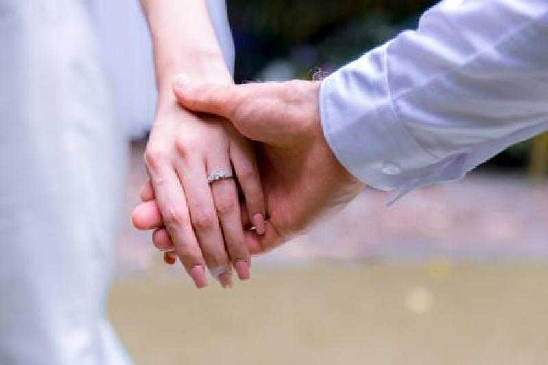 هل يجوز للشاب النظر إلى جسم خطيبته؟.. «الإفتاء» تكشف مفاجأة