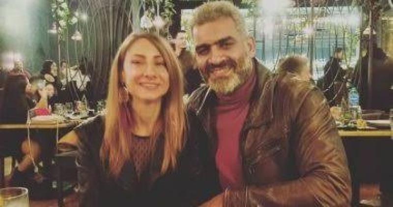 «هاني عادل» ينشر صورة جديدة مع زوجته من مهرجان القاهرة السينمائي