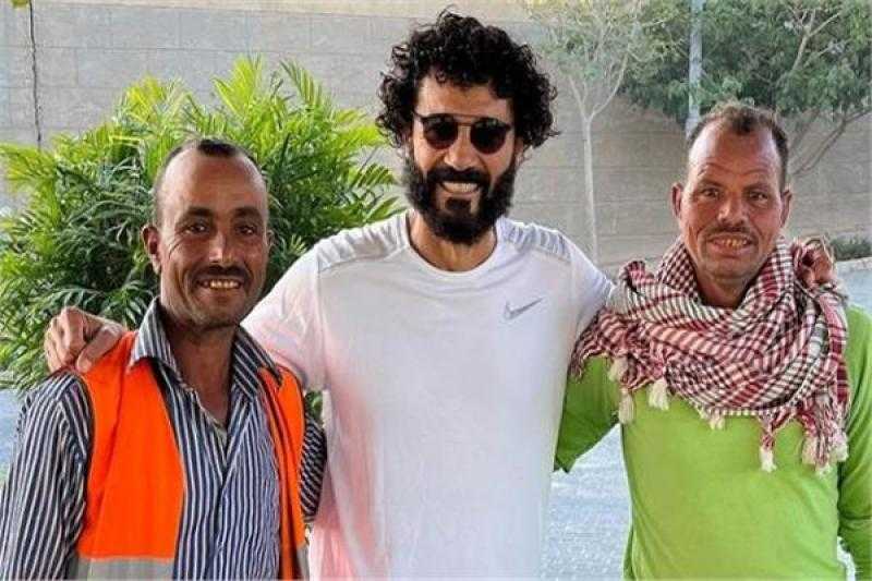 الناس الحلوة.. خالد النبوي يشارك الجمهور بصور مع عمال نظافة