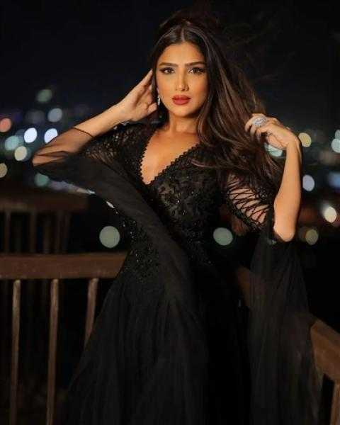 سعر فستان مي عمر يثير الجدل على السوشيال ميديا